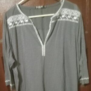 Urban Coco Gray / White Tunic W/ Deep V-Neck - 3/4 Sleeves - Size XXL